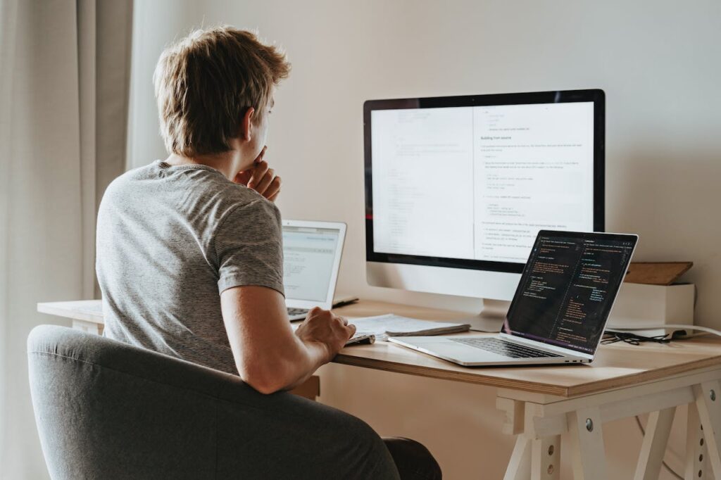 Photographie d'un jeune entrepreneur travaillant sur Le Résultat fiscal vs le résultat comptable